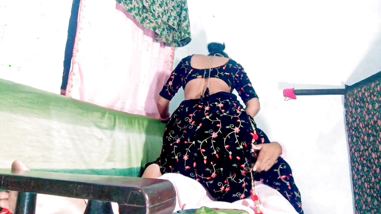 Bhabhi qui s'approche en montrant sa chatte pour séduire et gifler son devar, belle indienne gujarati en ghaghra-choli, première fois