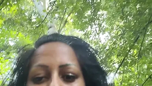 Ormanda riskli çıplak yürüyüş