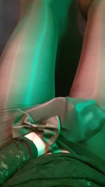 Hanya cepat tergelincir pada pakaian regangan lace hitam dan seluar ketat berkilat, perlahan-perlahan mengusik diri menyentuh dengan kulit hitam lembut saya