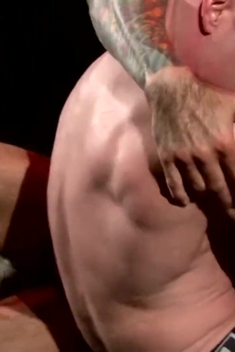 男性のザーメンを搾乳する男