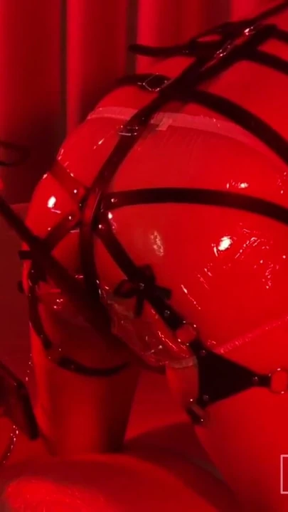 Moment mémorable de « Une truie à culotte en plastique fessée et trempée dans mon ruisseau d’or »