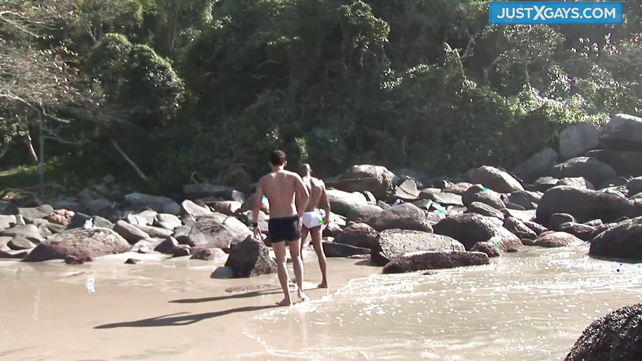 Berseronok dubur antara kaum di pantai