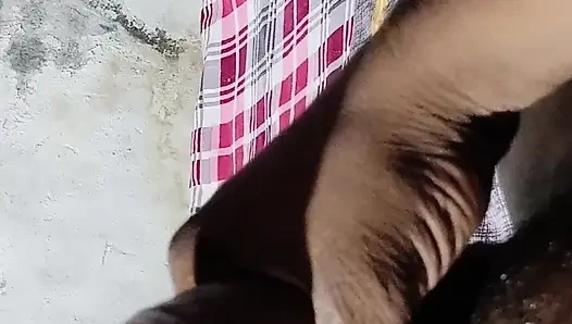 Meine stiefschwester sah mich🍆 beim schlagen und machte dann eine Fahrt ins Land.