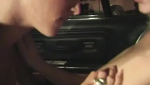 Versaute Taxifahrt: Heiße Blonde im Auto