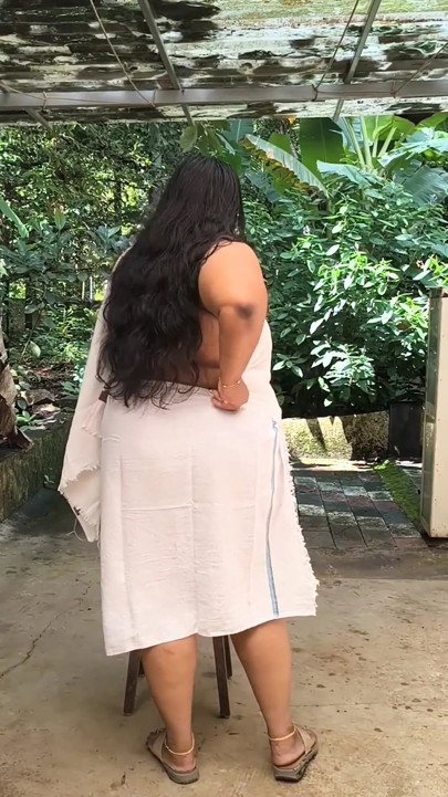 Indische mollige vrouw in sexy witte jurk, topless fotoshoot