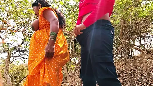 Aaj mer mere sath bahar açık havada benim banyo karne aai thi subah subah jangle me mera ruh hali ban gaya aaur uski gand mar di - yenge