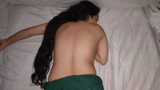 Hintli güzel ateşli kız Sudipa, otel odasında Hintli desi erkek arkadaşıyla sert sikişiyor.