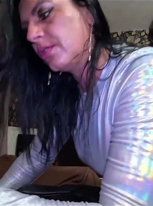 Chaqueta de cuero negro y pantalones brillantes cameltoe provoca, garganta profunda y semen en cuero