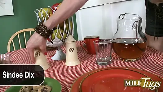 Sindee dix lagi asik nyepong kontol