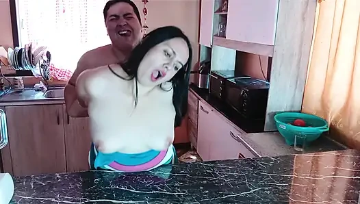 "Üvey anne mutfakta sikiliyor ve büyük bir dölleniyor