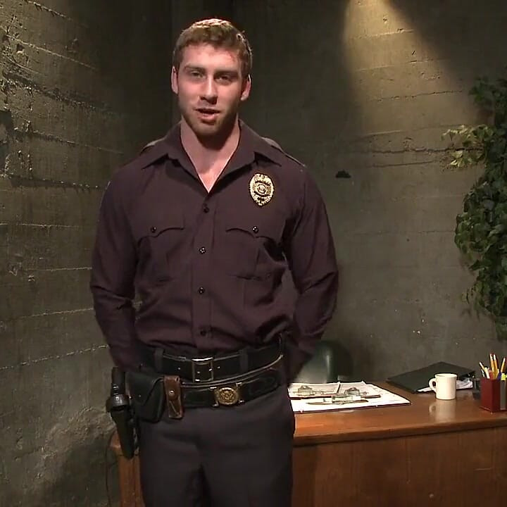 Betjent Maguire kantet og kneppet af to perverse