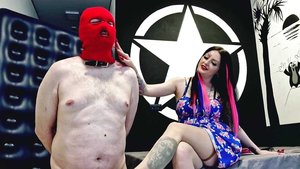 Fetiche con bragas. Dominatrix Nika se quita las bragas y deja que el esclavo disfrute del aroma de sus bragas. Oler bragas sucias