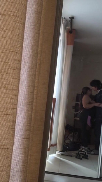 मैं अकेली मम्मी के साथ जोश से चुंबन करता हूं जो वास्तव में पागलपन भरी बातें करना चाहती है । क्लिप 3