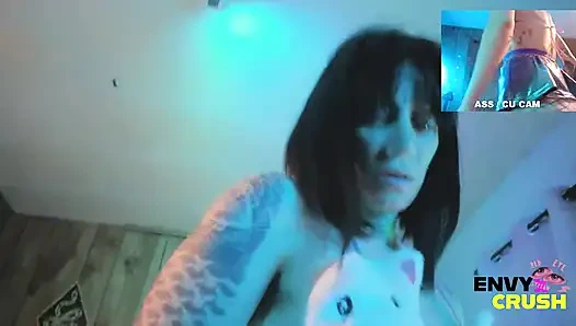 Gadis gamer dengan stoking jala lagi asik berlutut