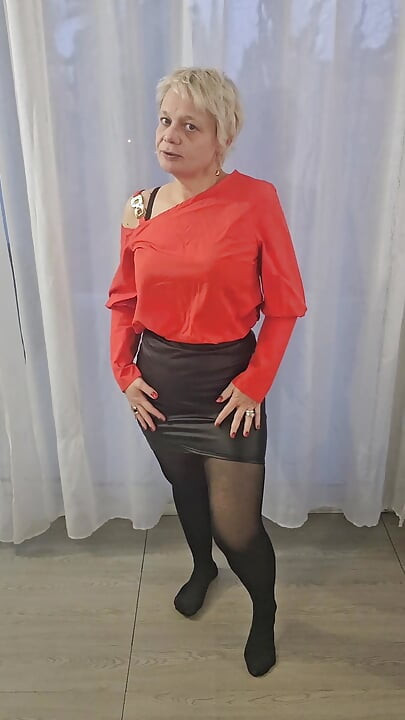 Me Quito La Falda De Cuero Y Las Medias Para Enseñarte Mi Gran Culo