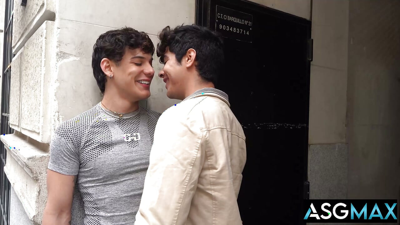 ASGMAX - Twink Latino Apertadinho Toma o Pauzão de um Estranho Como um Profissional