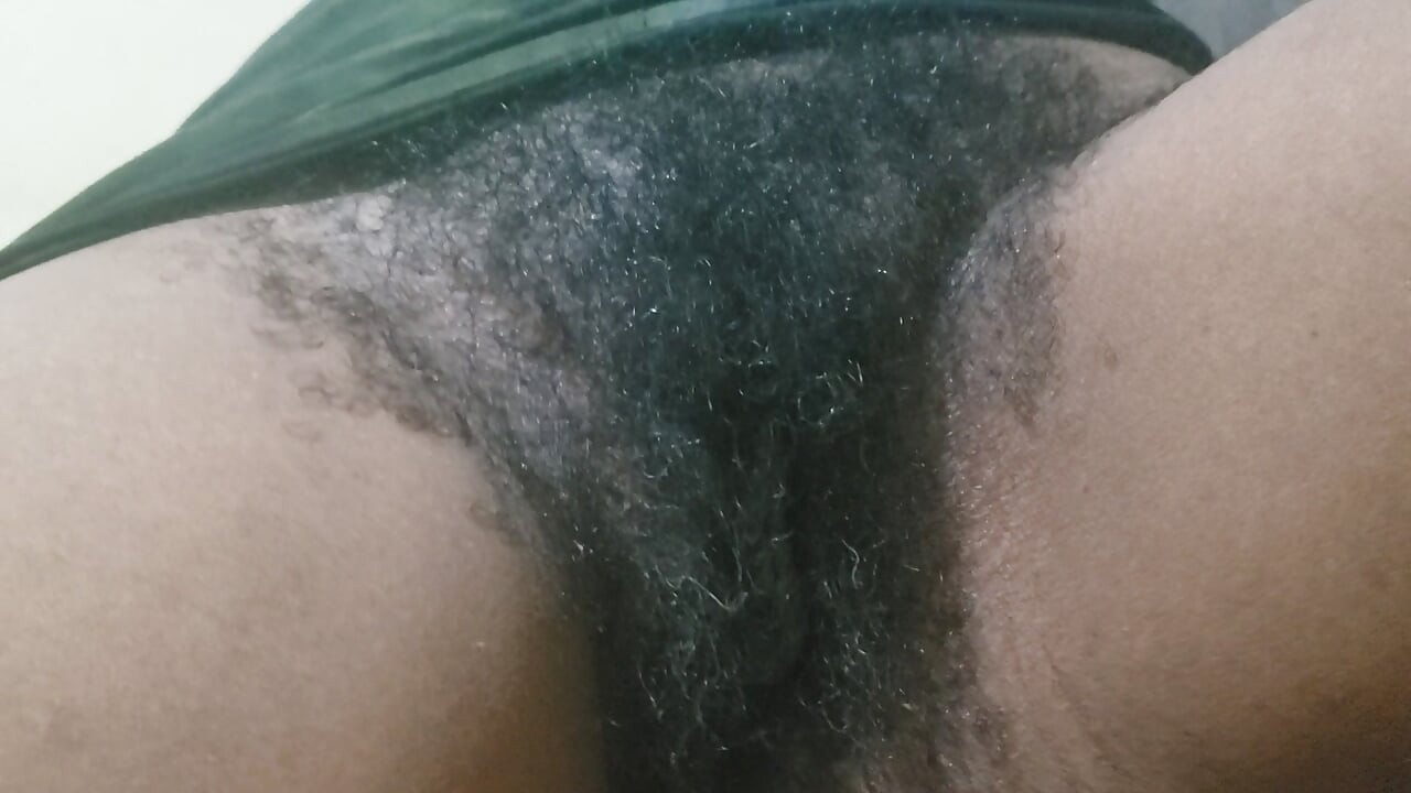 Amatur yang sangat panas dan kurus bercium antara satu sama lain mencipta pepek berbulu sensual