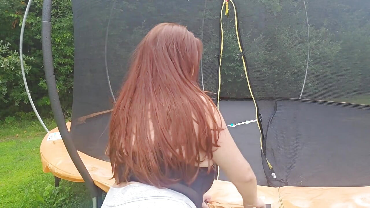 Saltar no trampolinse com madrasta leva a um erro sexual