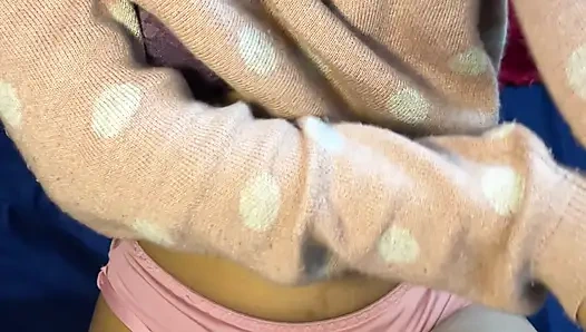 Üvey kız kardeşlerin ateşli arkadaşı Riya evime geldi büyük göğüsleri bana ereksiyon verdi - Hintli desi göğüslere basıyor ve sikişiyor