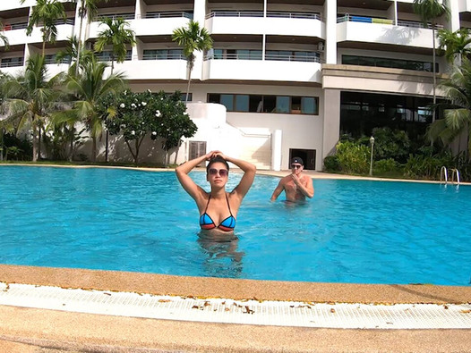 Kurvige thailändische Freundin liebt einen guten Fick nach einem Nachmittag im Schwimmbad