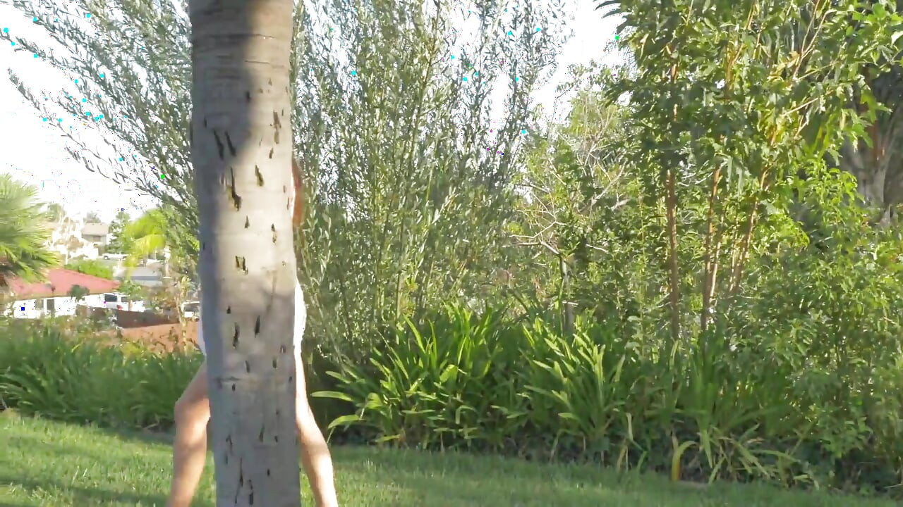 काले बाल वाली दो हॉट लड़कियां एक दूसरे के साथ खेलती हैं