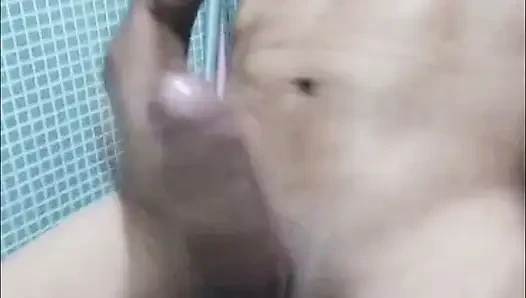 Banyoda mastürbasyon yapıyor ve boşalana kadar edepsizce konuşuyor