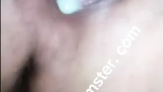 Kaya akan rambut wanita itu, pertama kali aku bikin memekku bergetar