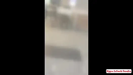 Дружеская улыбка и обаяние без усилий, красивый служащий магазина делится интимным моментом