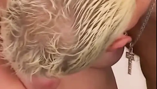 Киску уничтожил массивный член в неустанном трахе