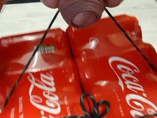Des balles attachées se balancent avec du cola