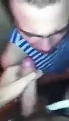 Στρατιώτες στο στρατό πιπιλίζουν
