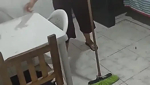 Keilimar чистит дом, пока ее скучаный бойфренд пытается убедить ее пососать его член, но в конце концов что-то сумасшедшее случается