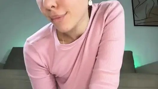 Jucielussie çılgın fışkırtıyor ve yüzüne oturuyor