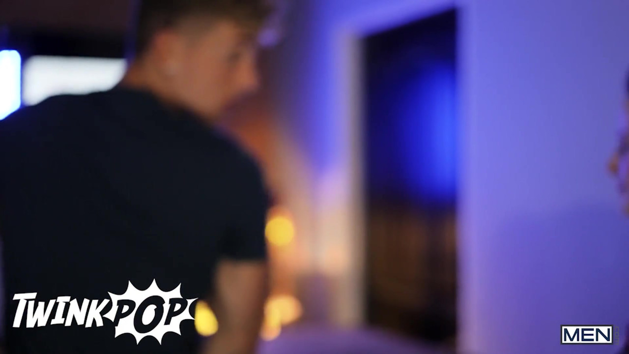 ジョーイ・ミルズとフェリックス・フォックスは彼女のGfで映画に行くが、一緒にハメられる-イケメンポップ