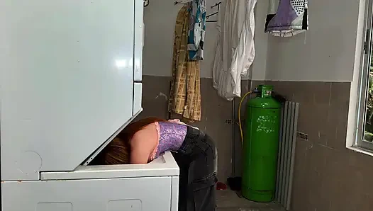 Çamaşır makinesine sıkıştım ve erkek arkadaşım götümü sikiyor