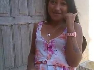 Chica brasileña en vestido de sol golpea el coño
