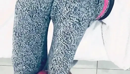Ein Unwiderstehliches Outfit: Sportliche Socken Und Netzstrümpfe