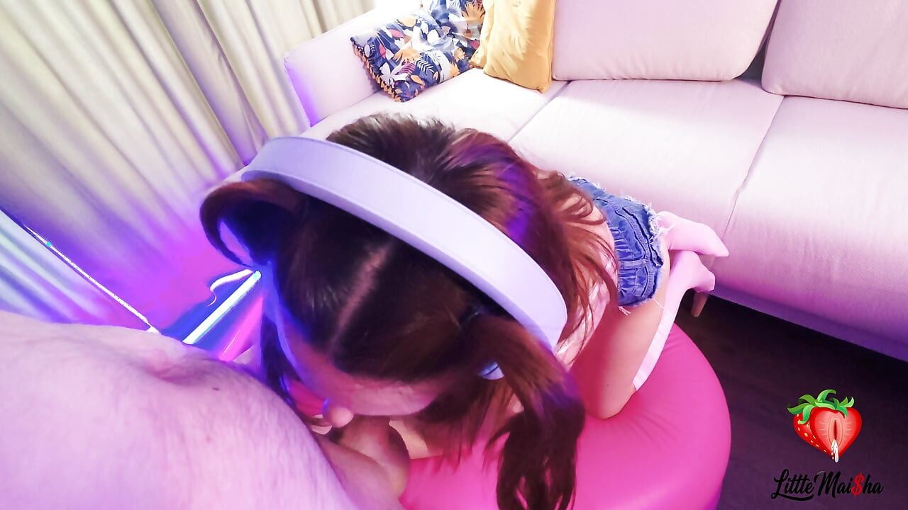 Sexy gamer-mädchen wurde beim spielen von einem großen schwanz hart gefickt.