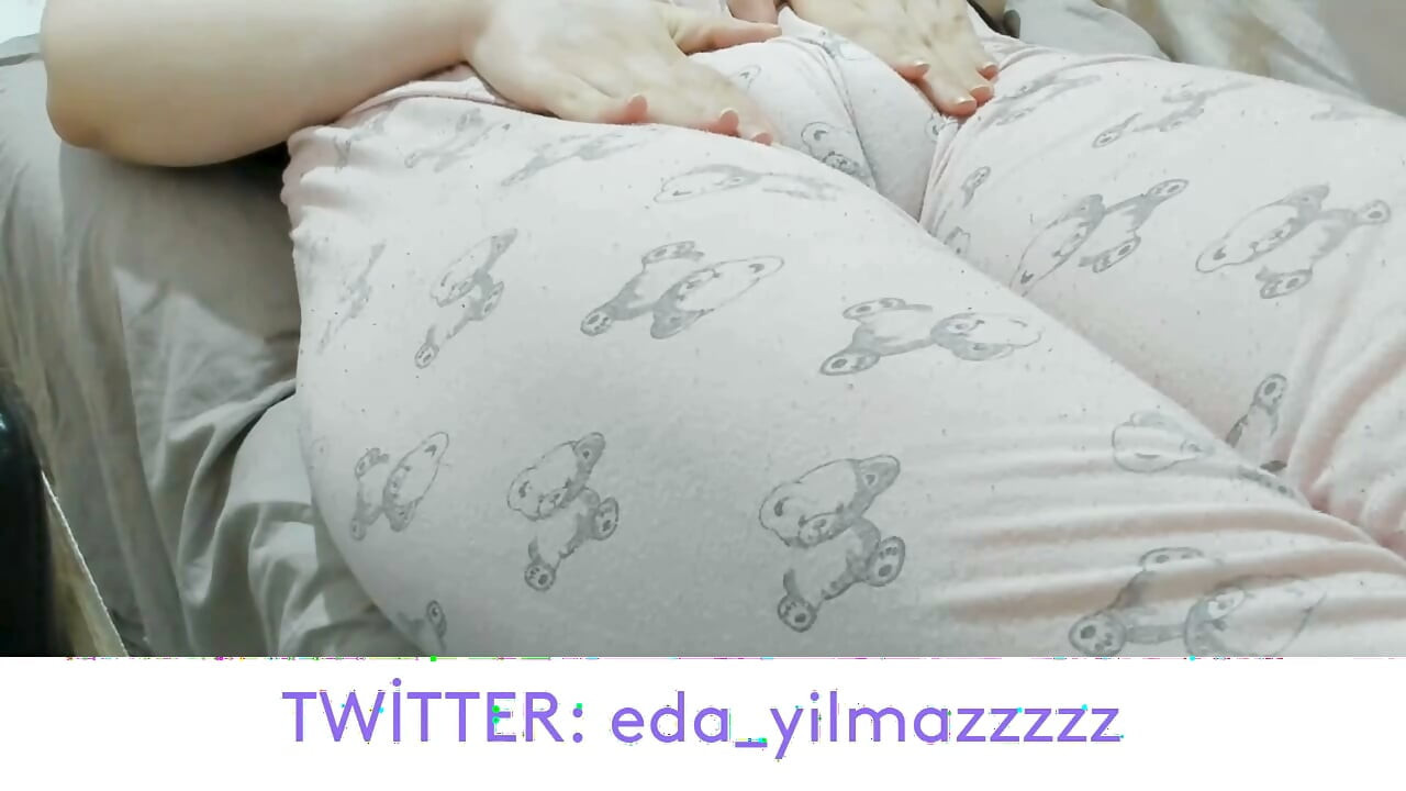 CAMEL TOE- MASTURBACIÓN EN PIJAMA- COÑO HINCHADO- COÑO HINCHADO- COÑO GRANDE- PORNO TURCO- MILF TURCA