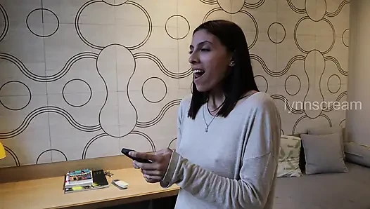 Gelmek için komşuyu ara. Kocam burada değil.
