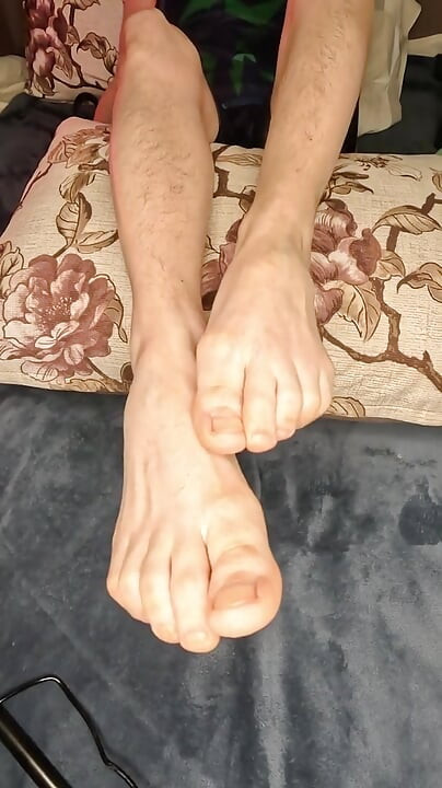 FOOT FETISH. I JERK OFF YOUR COCK WITH MY FEET.