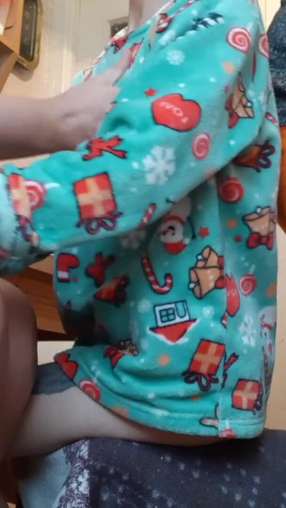 내 여친과 나는 부엌에서 자위하고 있어, 하우스키퍼가 아침 식사를 준비하는 동안 | 클리 2