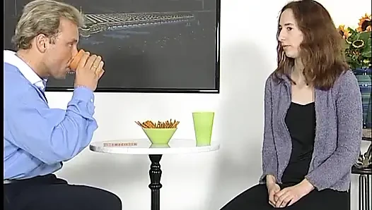 Casting-küken spielt mit ihrer nassen möse