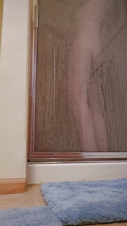 Έξω από την ημέρα σκουπιδιών και στη συνέχεια μέσα στο ντους.
