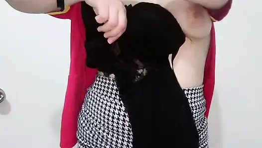 Oxxo kız çıplak soyunuyor ve tüm kıyafetlerini çıkarıyor ve kamera önünde büyük götünü ve vajinasını gösteriyor