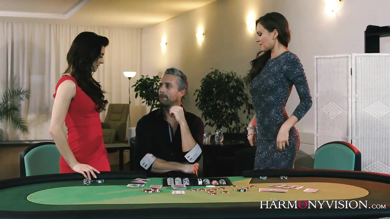 Szczęśliwy facet wygrywa gorące nagrody Tina Kay i Tera Link w grze pokerowej.