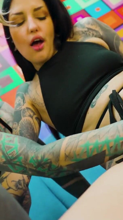 Gótica e garota hippie adoram ser fodidas anal e gozadas faciais | Clipe 1