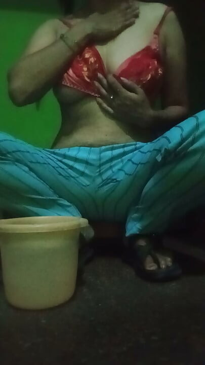 Bhabi nay nahatay waqt apona payas bujaya