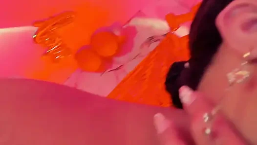 Bak büyük vücudum müziğin ritmine nasıl hareket ediyor.