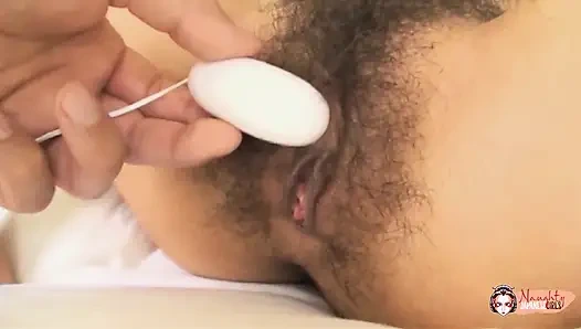 Leidenschaftliches küssen und drückt ihre titten, macht ihre haarige asiatische muschi bereit für hardcore-action